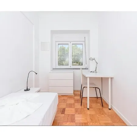 Houze Spacious 4-Bedroom Flat Near Lisbon Zoo アパート *